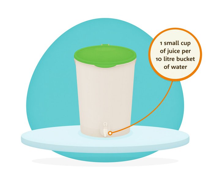 La vignetta mostra un secchio bokashi con il rubinetto aperto e il liquido che viene raccolto in un contenitore di plastica